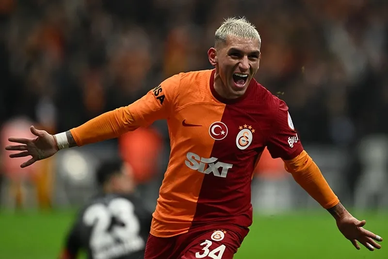 galatasaray-transferde-costu-bir-kere-orta-sahaya-yeni-yildiz-geliyor-1722790047790.jpg Lucas Torreira