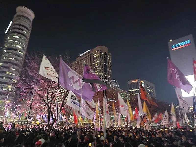 Güney Kore'nin başkenti Seul'de, binlerce gösterici Devlet Başkanı Yoon Suk Yeol'a karşı protesto gösterisi düzenleyerek ofisine doğru yürüyüş gerçekleştirdi. Göstericiler, dün geceki sıkıyönetim ilanının ardından, muhalefet partilerinin Başkan Yoon'un görevden azledilmesi için Ulusal Meclis'e sunduğu önergeye destek verdiler. (AA)