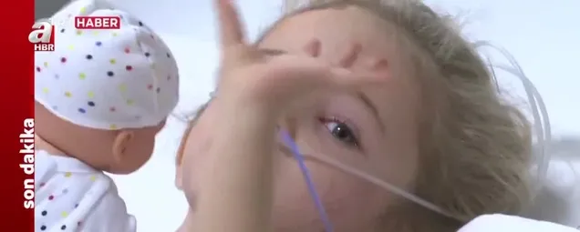 Elif bebek Türkiyeye el salladı! İtfaiyecinin parmağını sıkı sıkı tutan bebek hastanede görüntülendi...