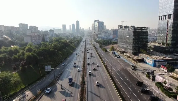 istanbulda-kurban-bayraminin-ilk-gununde-yollar-bos-kaldi-1657346425352.jpg İstanbul'da Kurban Bayramı'nın ilk gününde yollar boş kaldı-4