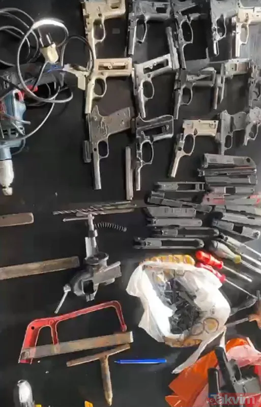 İzmir'de cephanelik gibi ev! Sevgililer gözaltına alındı - 1