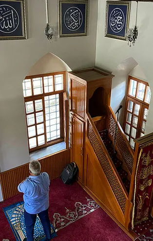 İstanbul'un en uzun isimli camisi Fatih'te! Tek nefeste okuyan bordo berelidir