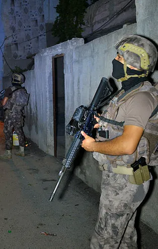 Adana'da zehir tacirlerine şafak operasyonu!