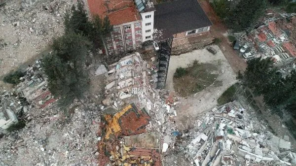 1676966418457.jpeg Depremde binalar yıkıldı, yangın merdiveni ayakta kaldı-3