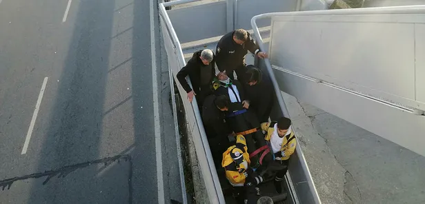 Son dakika: Durakta fenalaşarak düşen kişiye metrobüs çarptı-2