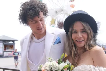 5 yıl önce evlenen Müge Boz ile Caner Erdeniz’den romantik kutlama! Hem bakmaya hem öpmeye doyamadım