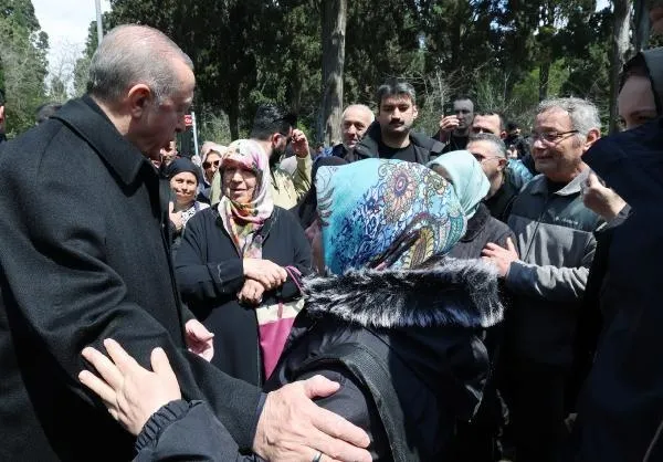 Başkan Erdoğan bayram arifesinde anne ve babasının kabirlerini ziyaret etti-4