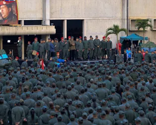 Madurodan gövde gösterisi! Yüzlerce asker böyle karşıladı