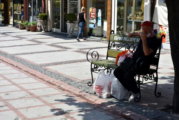 en-az-vaka-gorulen-illerden-olan-edirnede-banklar-yeniden-yerlerine-konuldu-1624450989008.jpg En az vaka görülen illerden olan Edirne'de banklar yeniden yerlerine konuldu-10