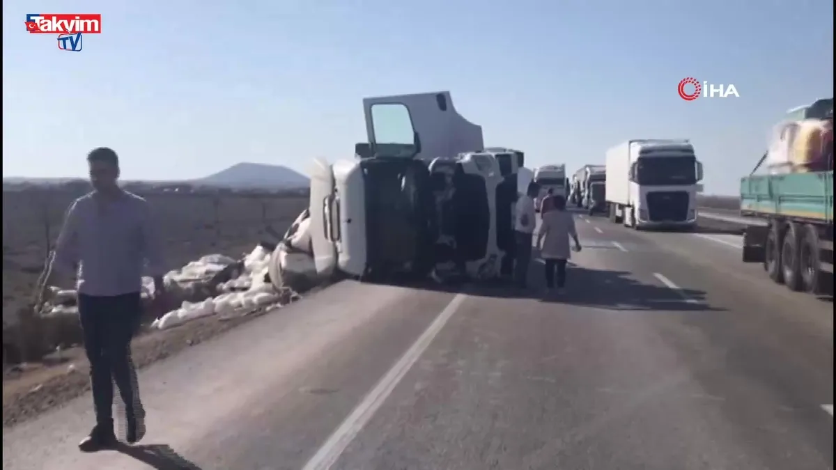 Konya’da tır devrildi: 1 yaralı