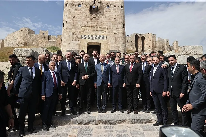 bilal-erdogandan-suriye-temaslari-halep-valisinden-anlamli-hediye-1778778505460.jpeg Bilal Erdoğan'dan Suriye temasları: Halep Valisi'nden anlamlı hediye-4