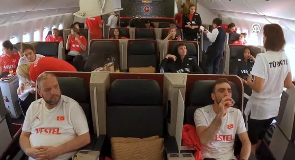 yuksekten-ucan-filenin-sultanlarina-thyden-ozel-hediyeler-1695657898290.jpeg Yüksekten uçan Filenin Sultanları'na THY'den özel hediyeler: Yurda döndüler!-4