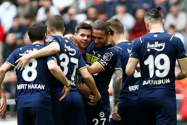 1649405513383.jpg Fenerbahçe 5 yıl sonra bir ilk peşinde! Galatasaray derbisi için geri sayım başladı-4