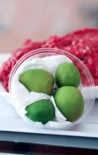 1 kilo kıyma fiyatına 4 adet yeşil erik! Fiyatı sormadan alıyorlar