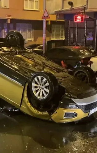 Kontrolden çıkan araç sokak arasında takla attı! Yer: Esenler