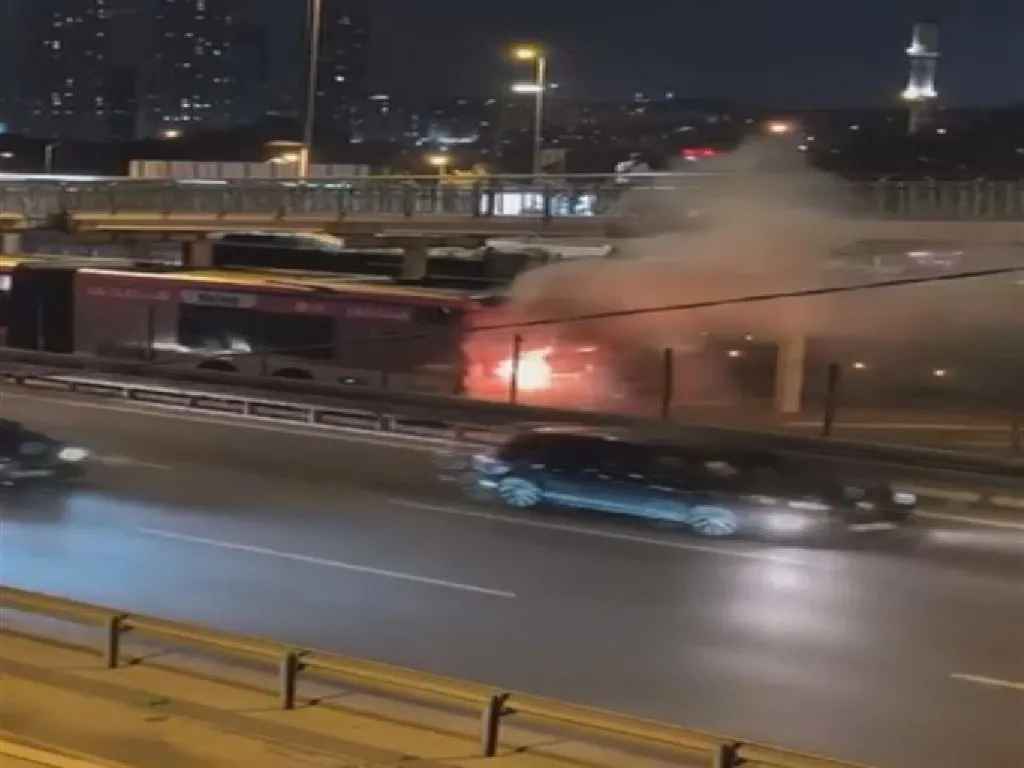 istanbul-kagithanede-metrobus-yangini-1788115401687.jpeg İstanbul Kağıthane’de metrobüs yangını-2