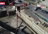 Bağcılar'da vinç devrildi! İnşaatın temeline düşen operatör hayatını kaybetti