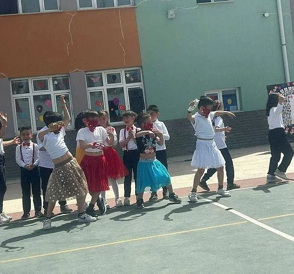 erkek-ogrencilere-etek-giydirip-pece-taktilar-milli-egitim-dugmeye-basti-okul-yonetimi-ve-ogretmenlere-sorustu-1714461105982.jpeg Erkek öğrencilere etek giydirip peçe taktılar! Milli Eğitim Bakanlığı düğmeye bastı! Okul yönetimi ve öğretmenlere soruşturma-2