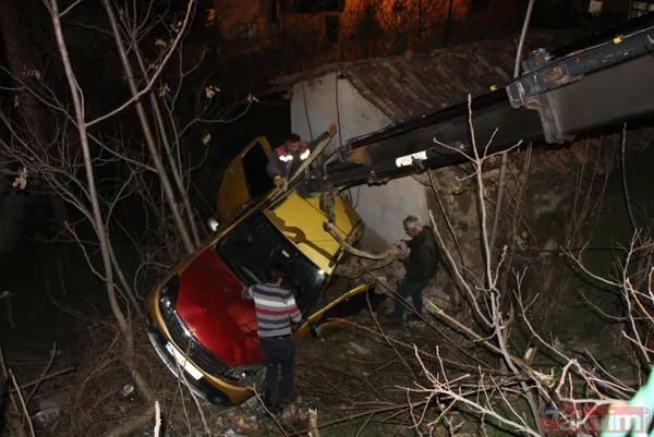 Duyanları şaşkına çeviren olay! Evin çatısına araba düştü - 4