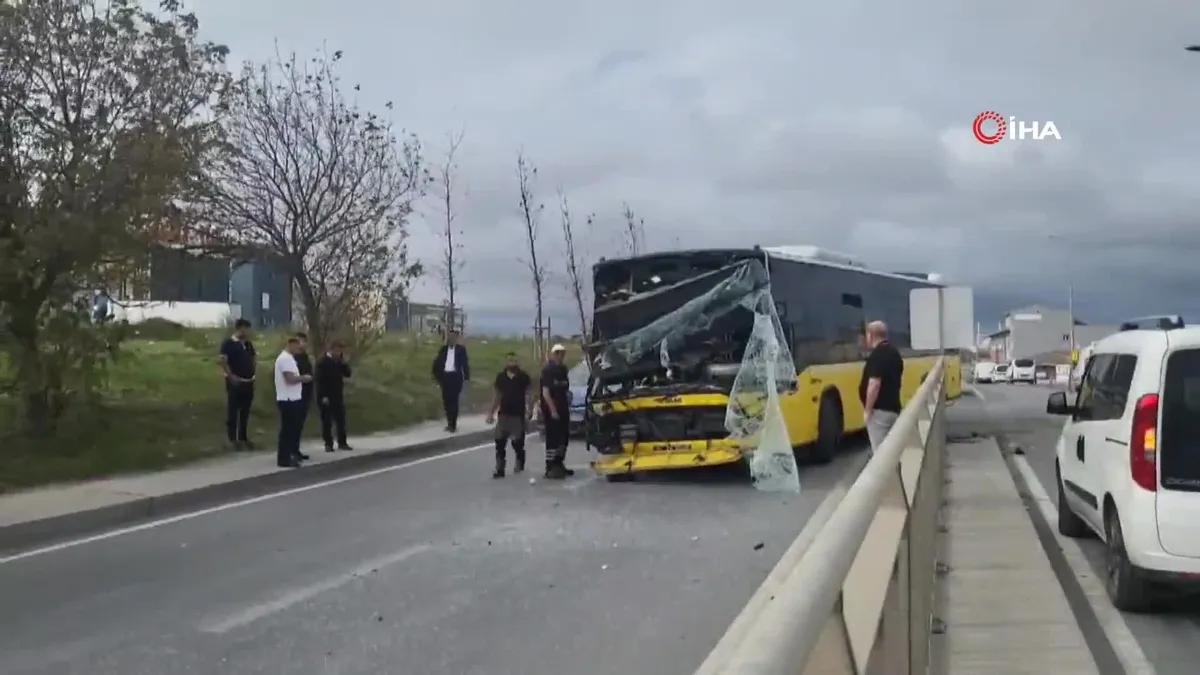 Sultangazi'de 2 İETT otobüsü çarpıştı: 1 çocuk ile 1 kadın yaralandı