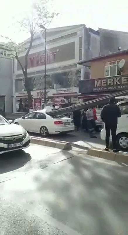Kamyonetteki demir çubuklar öndeki aracın camından içeri girdi! Çekmeköy’de korkunç olay-1