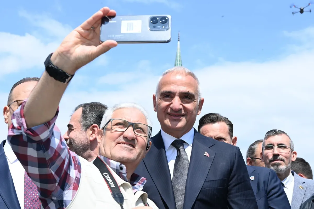 nazillide-festival-heyecani-bakan-ersoy-ureticiler-ve-sanatkarlarla-bulustu-1777730284729.jpeg Nazilli’de festival coşkusu: Bakan Ersoy üreticiler ve sanatkârlarla buluştu-7