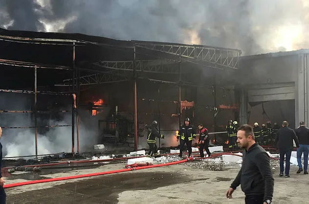 Son dakika haberi: Samsun'da korkutan fabrika yangını! Facianın eşiğinden dönüldü