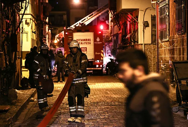 Fatih’te 3 katlı bina alev alev yandı-3