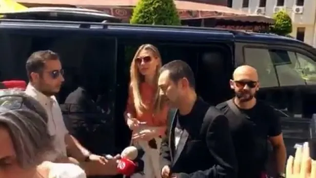 Serdar Ortaç ve eşi Chloe Loughnan boşandı! Adliyeye birlikte geldiler-1