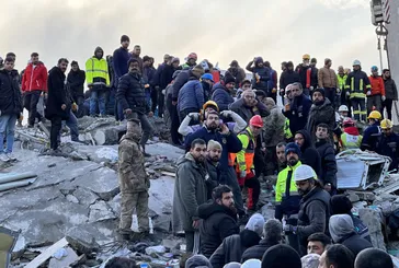 Mehmetçik ile AFAD omuz omuza! 65 yaşındaki kadın enkazdan sağ çıkarıldı kızı gözyaşı döktü