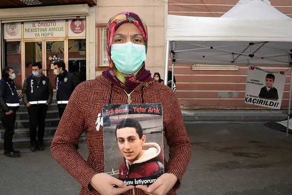 diyarbakir-annelerinden-aysegul-bicer-baskan-erdogani-telefonla-arayarak-dogum-gununu-kutladi-1614366215487.jpg Diyarbakır annelerinden Ayşegül Biçer, Başkan Erdoğan'ı telefonla arayarak doğum gününü kutladı-2