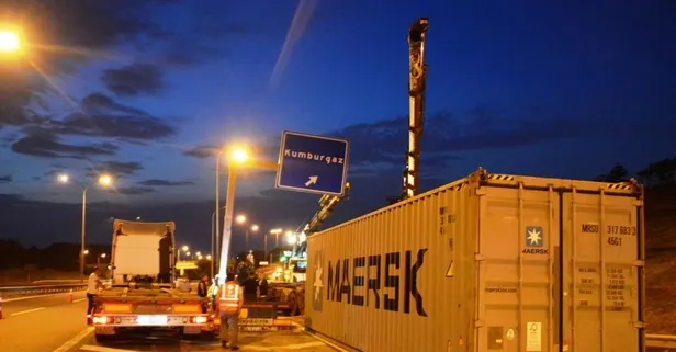 TEM'de feci kaza! TIR tabela direğine çarptı sürücü kabini paramparça oldu: 1 ölü