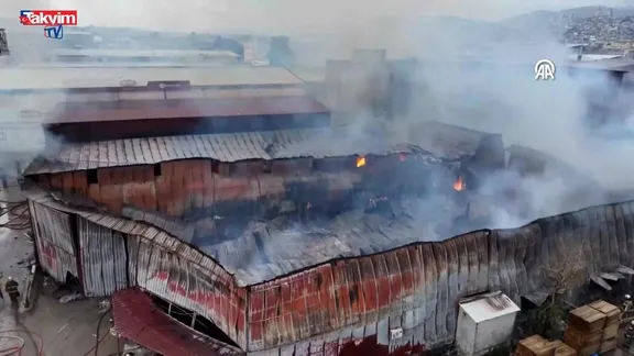 İzmir Karabağlar'da korkutan yangın: Atölye ve depolar yanıyor (Dron)