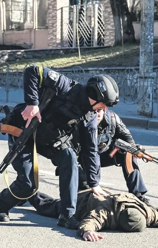 Putin'in Zelenski’yi yok etmek için 400 kişilik suikast ekibinin Kiev'de olduğu iddiası sokakta ajan avını başlattı