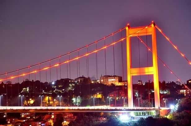 istanbulda-kopruler-dmd-hastaligi-farkindaligi-icin-kirmizi-renkle-aydinlatildi-1599532556829.jpeg İstanbul'da köprüler DMD hastalığı farkındalığı için kırmızı renkle aydınlatıldı-3