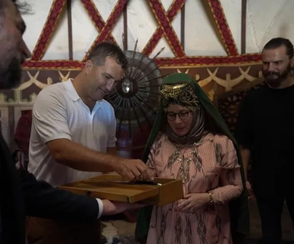 malezya-kralicesi-kurulus-osman-dizisinin-setini-ziyaret-etti-1661117191410.jpg Malezya Kraliçesi, Kuruluş Osman dizisinin setini ziyaret etti!-4