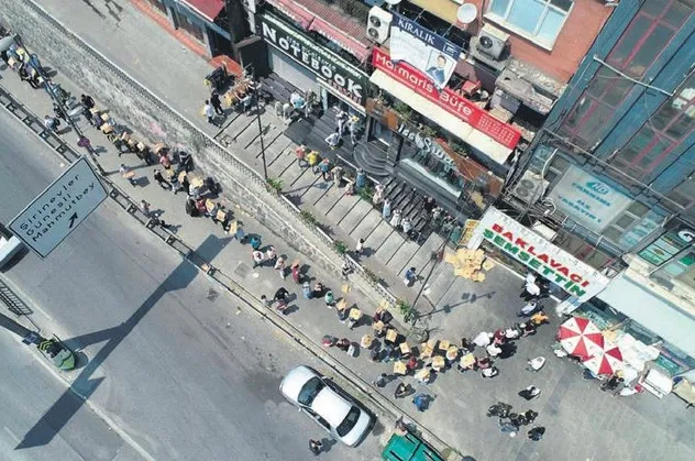 Şirinevler'de ise sıra dışı telaş! Bayram'da ucuz tatlı almak isteyenler uzun kuyruklar oluşturdu