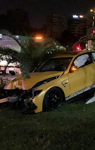 Caddebostan Sahili'nde aşırı hızlı lüks otomobiliyle kaza yapan sürücü olay yerinden kaçtı