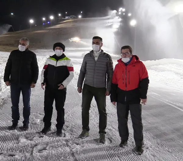 turkiyede-ilk-kez-kar-saklama-uygulamasi-palandokende-basladi-1605873699369.jpg Türkiye'de ilk kez "kar saklama" uygulaması Palandöken'de başladı-7