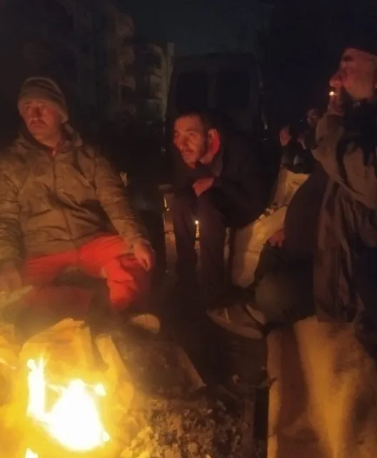 enkazdan-agzindan-sigara-ile-cikarilmisti-1676437389785.jpg Enkazdan ağzından sigara ile çıkarılmıştı! Soner amca ilk kez konuştu: Hatice'mi bırakmak istemedim-4