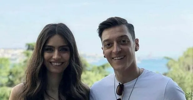 Mesut Özil ve eşi Amine Gülşe Çeşme’de hayranlarıyla bol bol fotoğraf çektirdi
