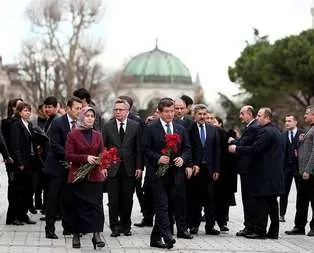 Davutoğlu saldırının gerçekleştiği alana karanfil bıraktı