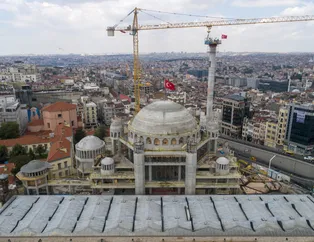 Taksim Camisi'nin minaresi yükseliyor