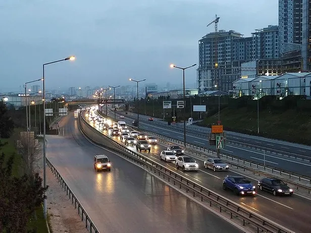SON DAKİKA: Tam kapanma öncesi İstanbul'da trafik yoğunluğu geceden başladı!-3
