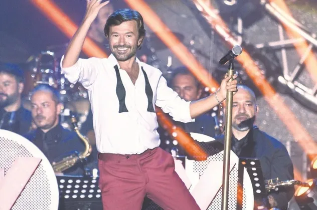 Yalın konserine gelen hayranlara sürpriz yaptı