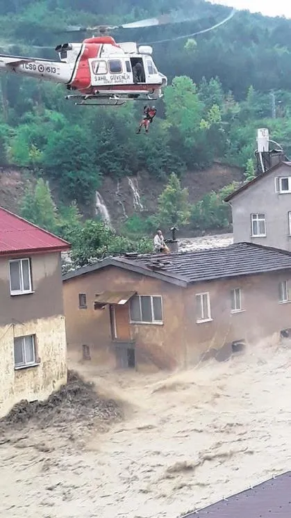 bati-karadenizde-sel-felaketi-5-dakikalik-kabus-1628810632410.jpeg