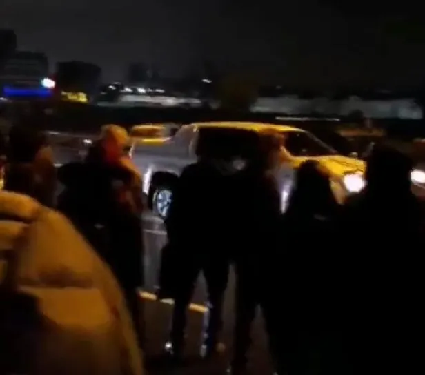 İETT aracı bozuldu İstanbullular otoban kenarında bekledi!-3