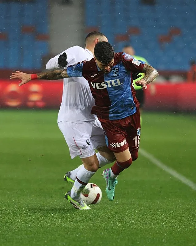trabzonspor-evinde-fatih-karagumruku-4-1-maglup-etti-iste-macta-yasananlar-1710006740559.jpeg