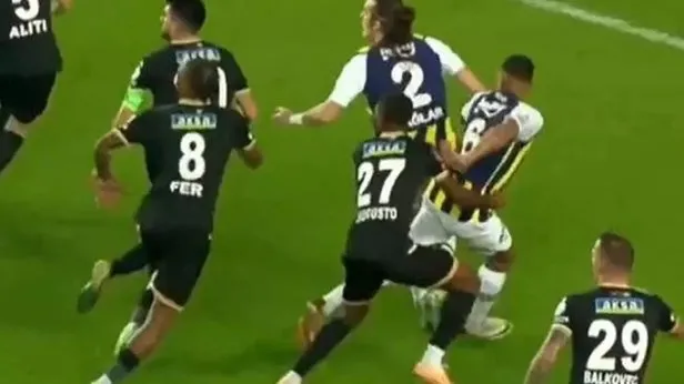 Ortalık yıkıldı! Fenerbahçeye verilen pozisyonda penaltı var mı?