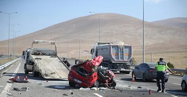 Niğde'de feci kaza! Otomobil tıra arkadan çarptı: 3 kişi öldü, 2 kişi yaralandı